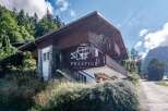 Discover a stunning chalet nestled in a picturesque mountain setting.