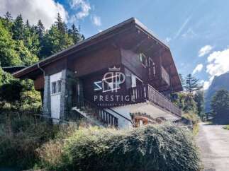 Discover a stunning chalet nestled in a picturesque mountain setting.