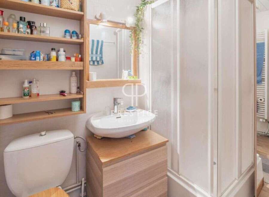 Discover a charming bathroom with a modern touch.