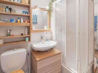 Discover a charming bathroom with a modern touch.