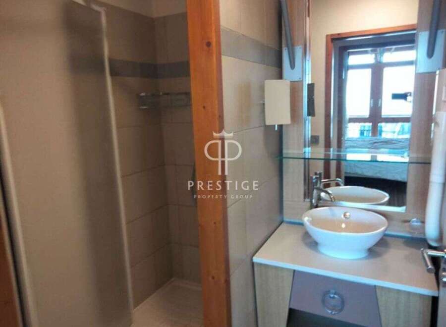 Discover a stylish bathroom with modern design.