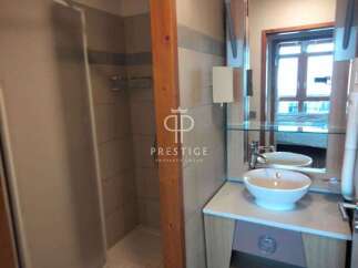 Discover a stylish bathroom with modern design.