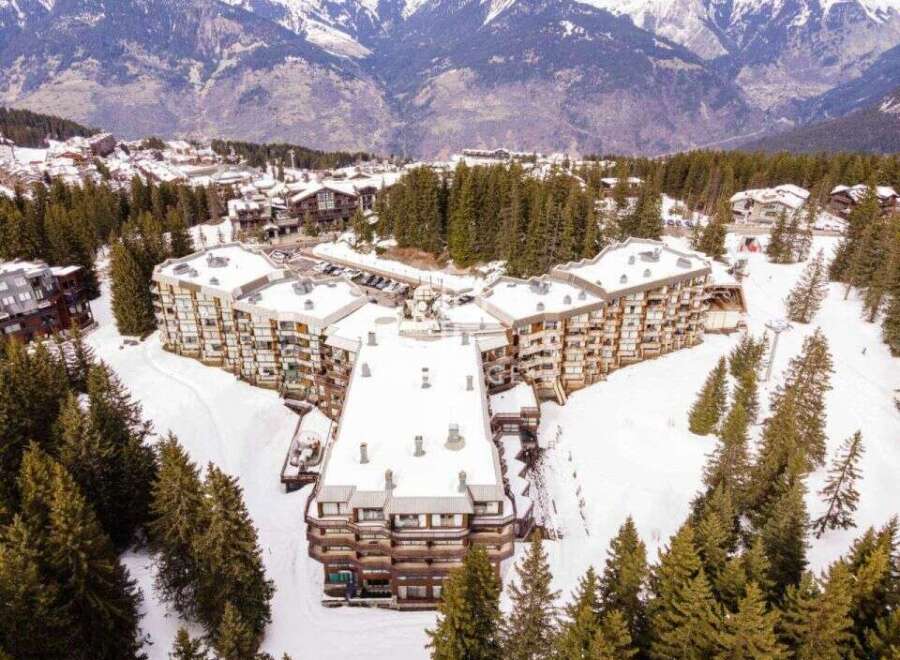 Discover a stunning ski-in/ski-out property nestled in the heart of the mountains.