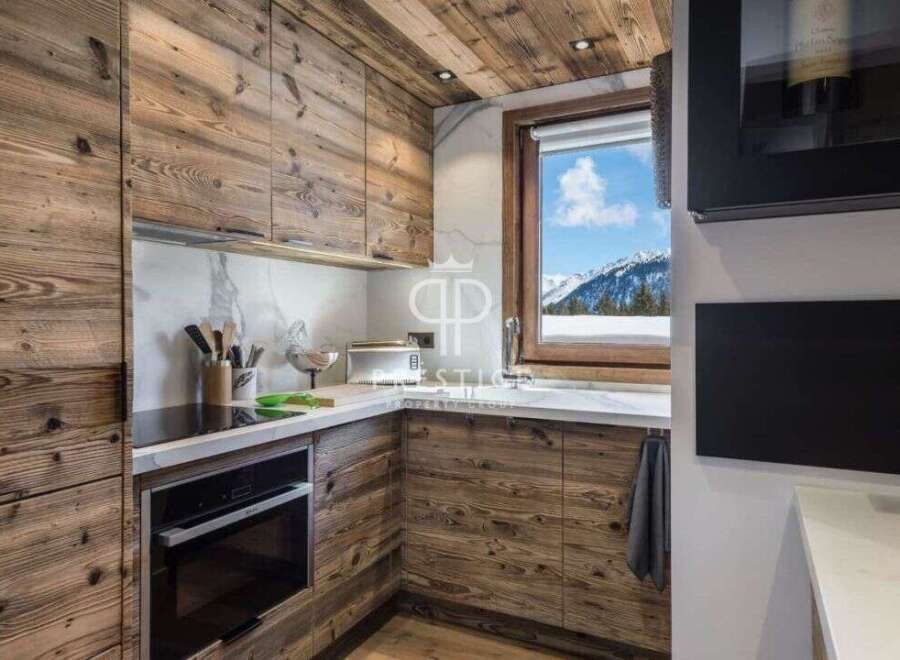 Experience the epitome of alpine luxury in this stunning kitchen.