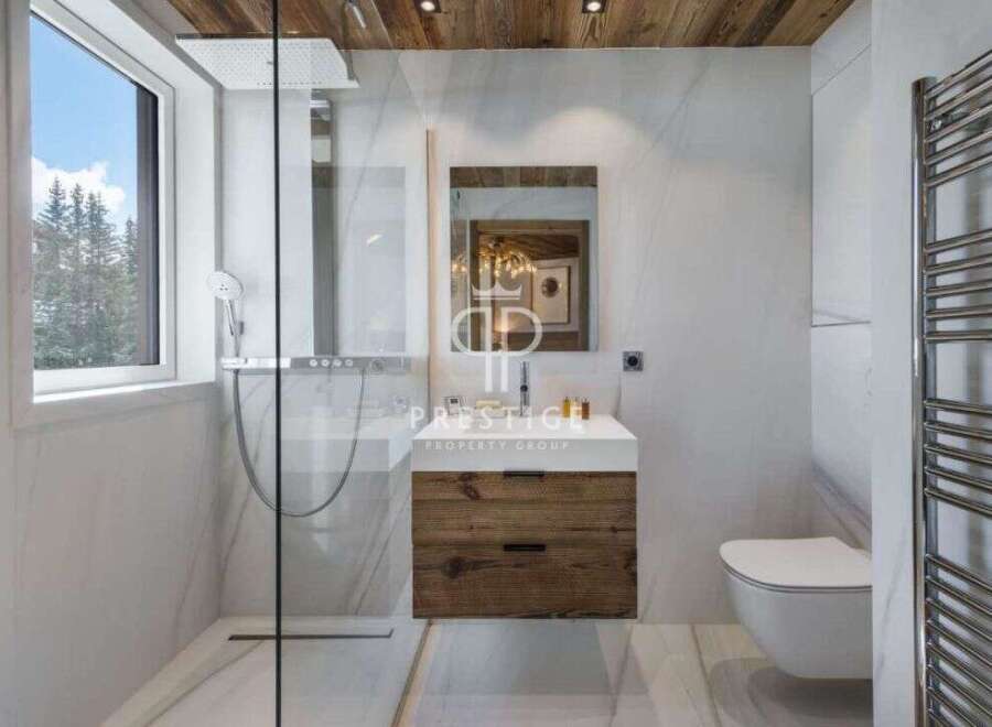 Discover the epitome of luxury in this stunning bathroom.