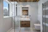 Discover the epitome of luxury in this stunning bathroom.