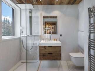 Discover the epitome of luxury in this stunning bathroom.