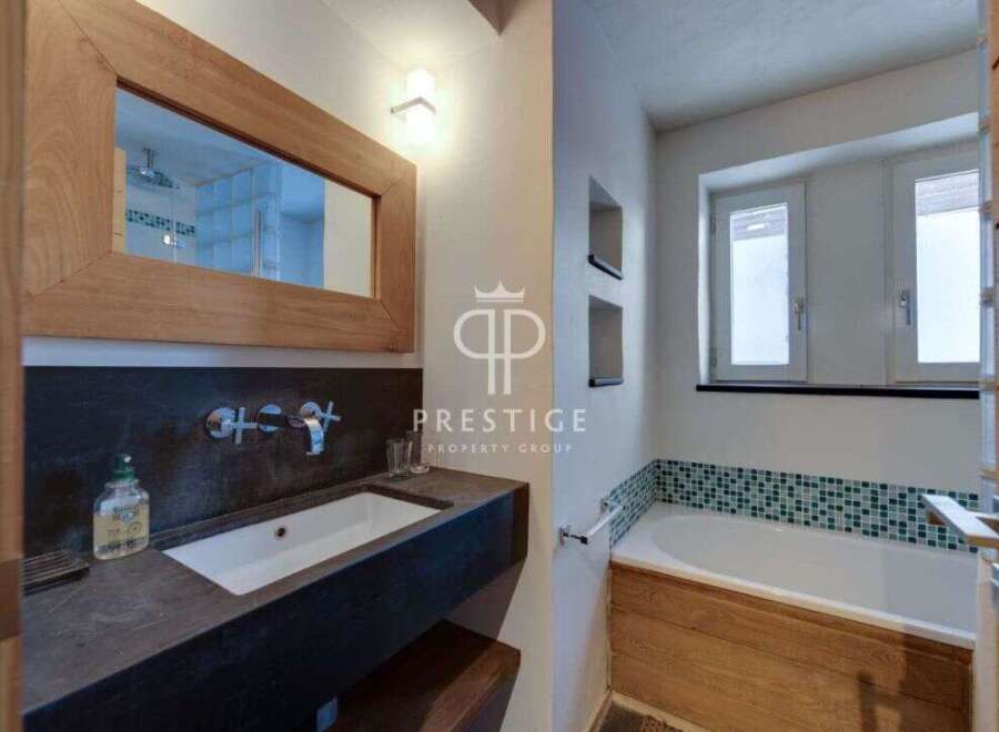 Discover a luxurious bathroom with a modern design.