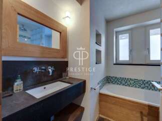 Discover a luxurious bathroom with a modern design.