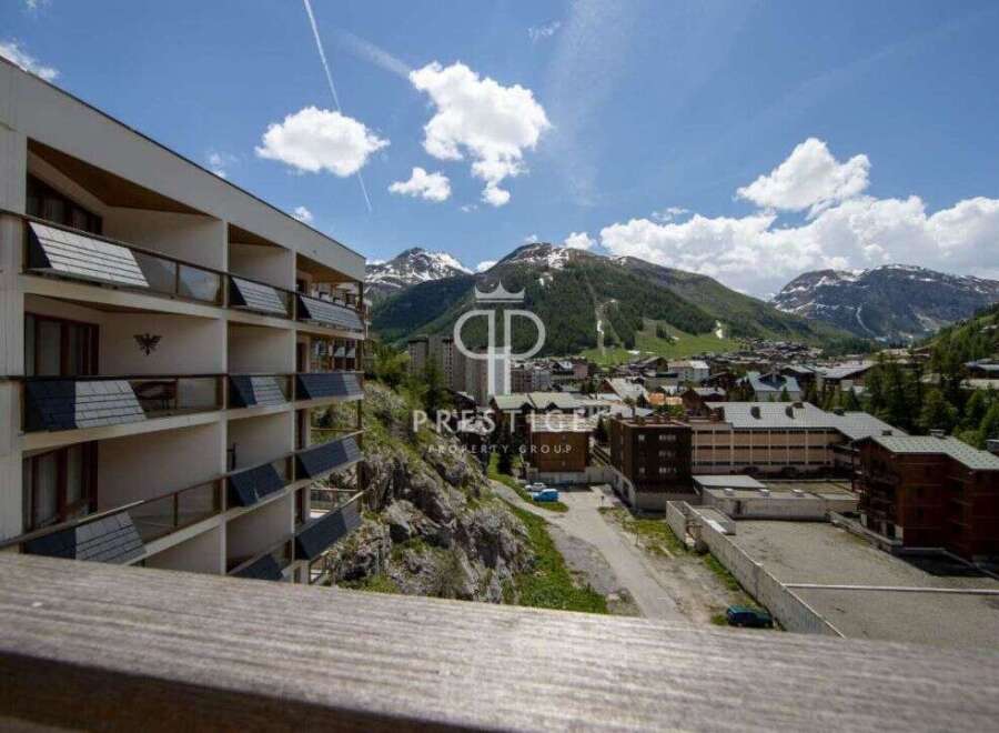 Discover stunning mountain views from this luxurious property.