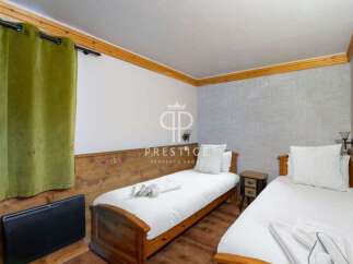 Cozy bedroom featuring two twin beds, perfect for a comfortable stay.