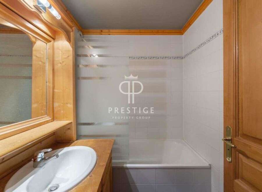 Discover a charming bathroom with a touch of elegance.
