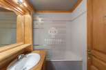 Discover a charming bathroom with a touch of elegance.
