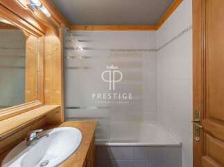 Discover a charming bathroom with a touch of elegance.