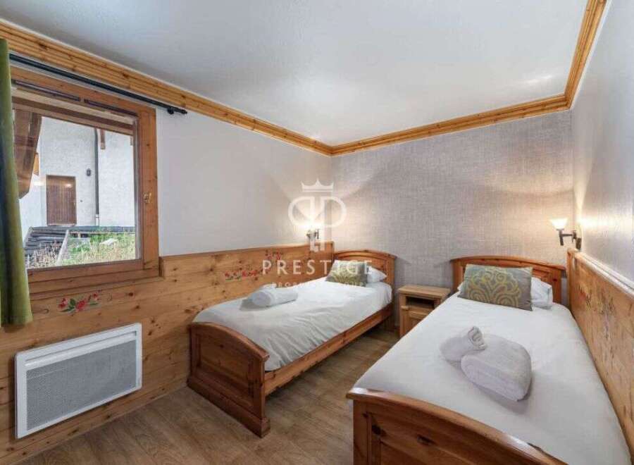 Cozy bedroom featuring two single beds with fresh linens.