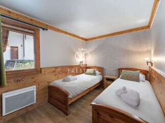 Cozy bedroom featuring two single beds with fresh linens.