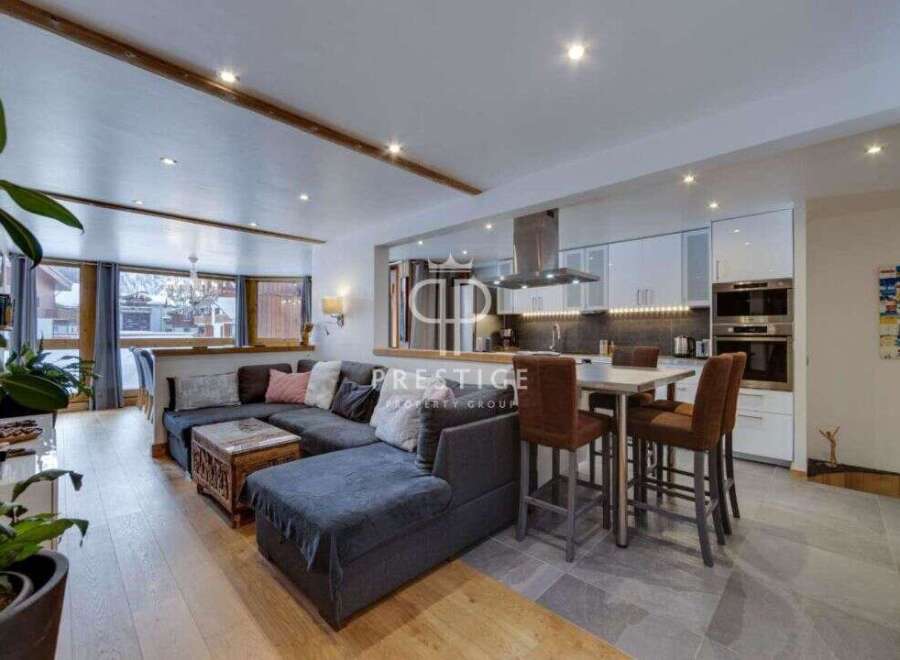 Discover luxury living in this stunning property! Featuring a modern open-plan design, the home boasts a stylish kitchen and a cozy living area.