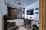 Discover modern luxury in this stunning bathroom.