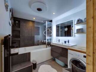 Discover modern luxury in this stunning bathroom.