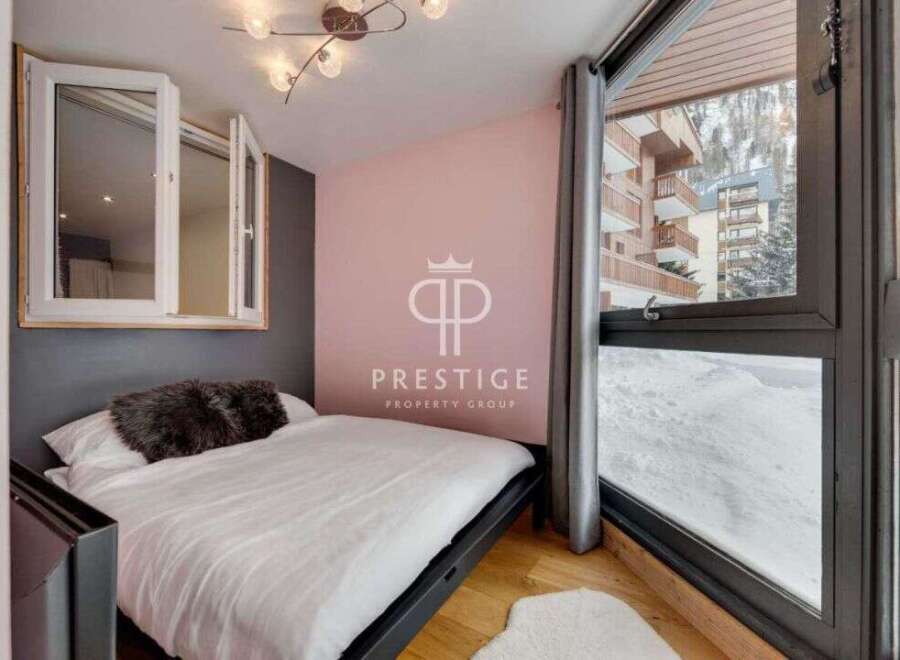 Discover a cozy bedroom with a stunning view.
