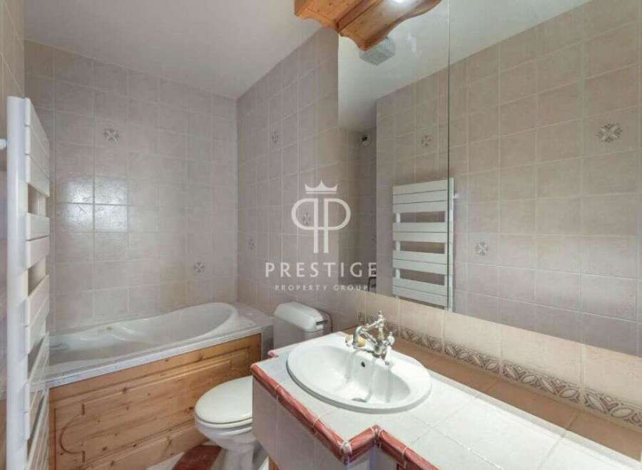 Discover a charming bathroom with a classic design.