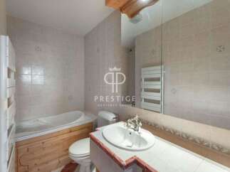 Discover a charming bathroom with a classic design.