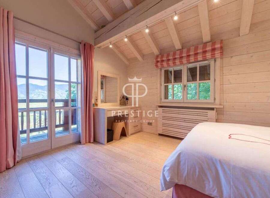 Discover the charm of this exquisite property, featuring a bright and airy bedroom with stunning mountain views.
