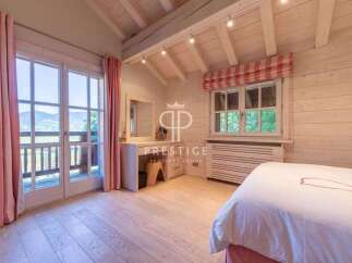 Discover the charm of this exquisite property, featuring a bright and airy bedroom with stunning mountain views.