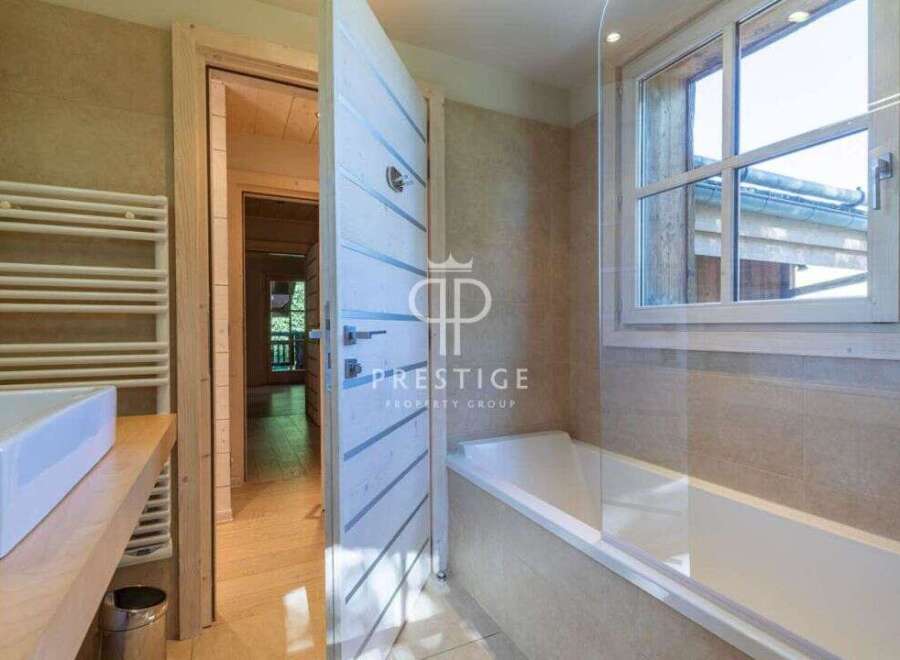 Discover a luxurious bathroom with a modern design.