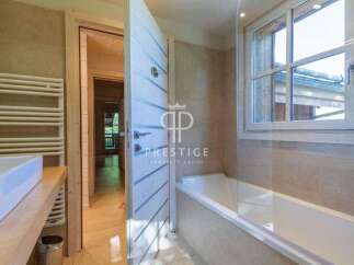 Discover a luxurious bathroom with a modern design.