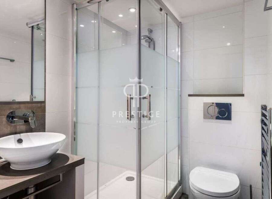 Discover modern elegance in this stunning bathroom.