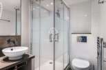 Discover modern elegance in this stunning bathroom.