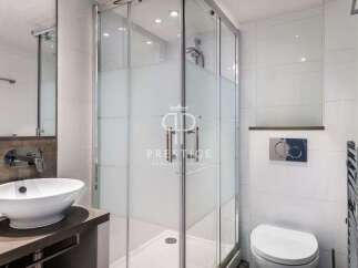 Discover modern elegance in this stunning bathroom.