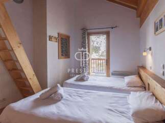 Cozy bedroom with two twin beds, perfect for a comfortable stay.