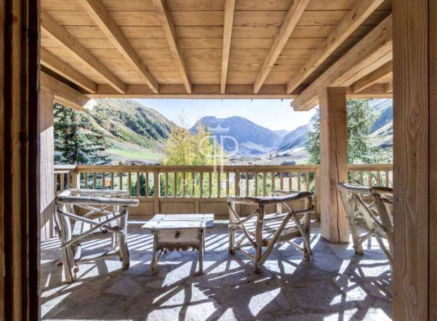 Escape to a mountain paradise with this stunning property.