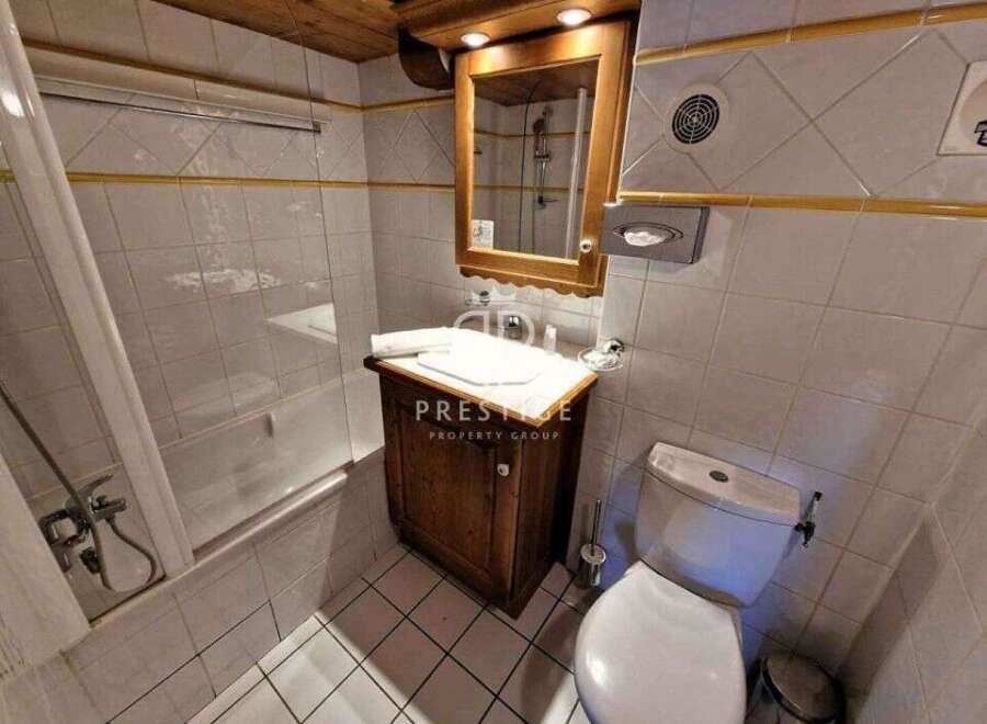 Discover a charming bathroom with a classic design.