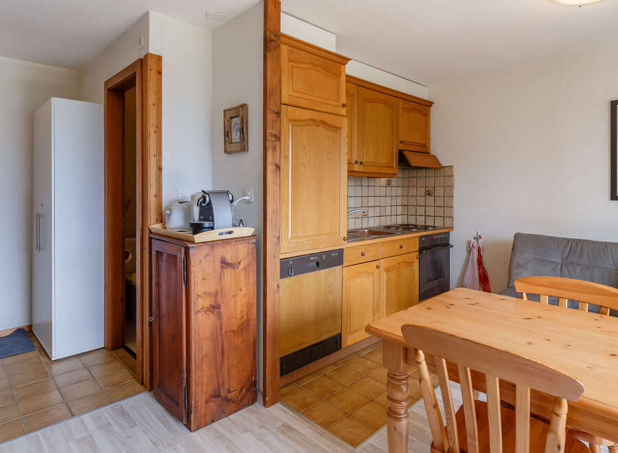 Cozy apartment with a fully equipped kitchen, perfect for preparing meals.
