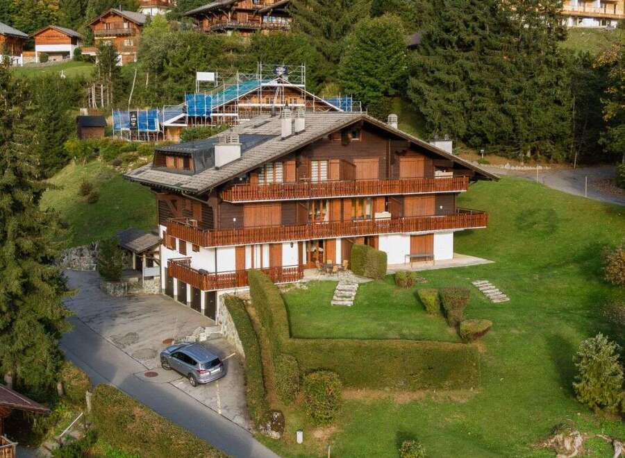 Discover a stunning chalet nestled in a picturesque mountain setting.