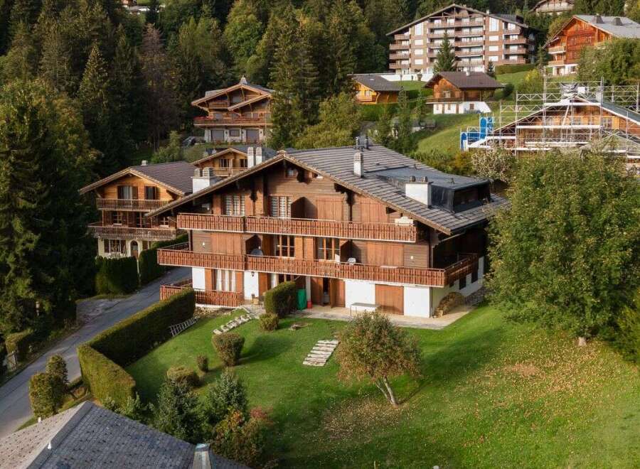 Discover a stunning chalet nestled in a picturesque mountain setting.
