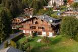 Discover a stunning chalet nestled in a picturesque mountain setting.