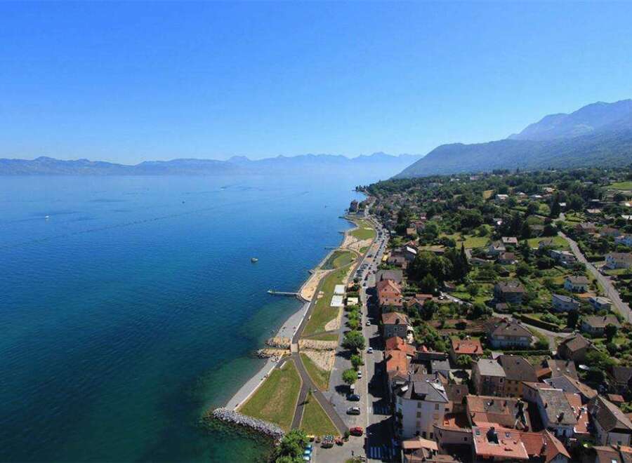 Discover the breathtaking beauty of this lakeside property, nestled in a charming village with stunning mountain views.