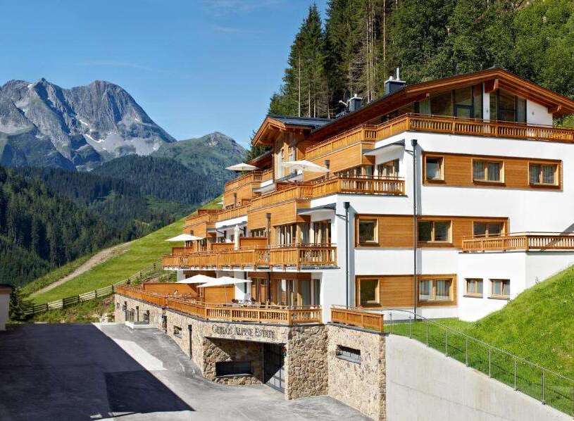 Discover the charm of the "Gors Alpine Estate", a stunning property nestled in a picturesque mountain setting.