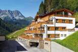 Discover the charm of the "Gors Alpine Estate", a stunning property nestled in a picturesque mountain setting.