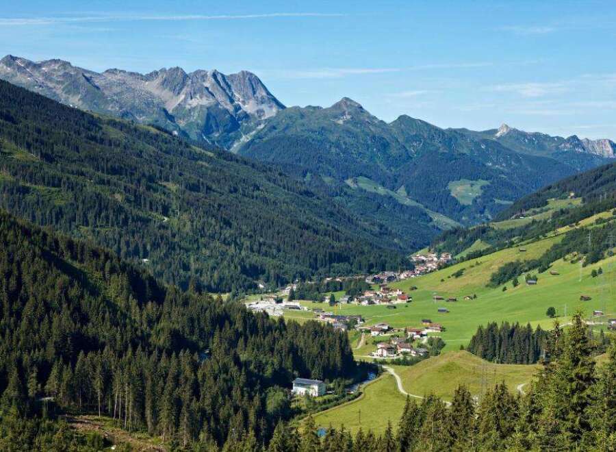 Discover the breathtaking beauty of this mountain landscape, featuring lush green valleys and majestic peaks.