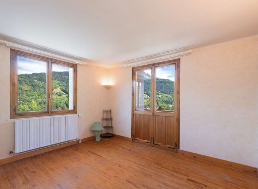 Discover a charming room with stunning mountain views.