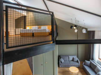 Discover a stylish loft apartment with a modern design.