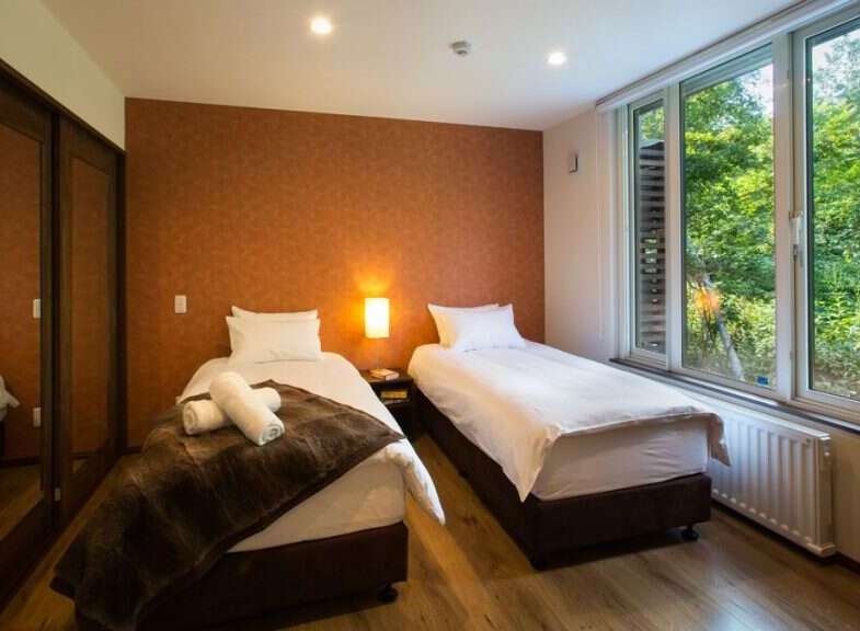This cozy bedroom features two twin beds, perfect for a relaxing getaway.