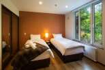 This cozy bedroom features two twin beds, perfect for a relaxing getaway.