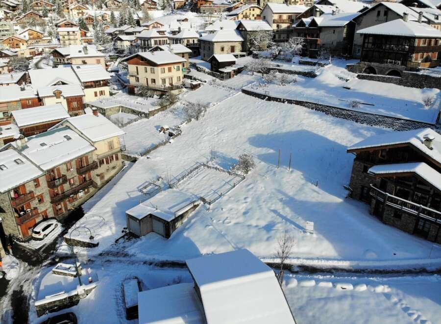 This stunning property boasts a prime location in a picturesque snow-covered village, offering breathtaking views of the surrounding mountains.