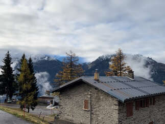 Mountain View Stone House: This charming stone house boasts breathtaking mountain views and a tranquil setting.
